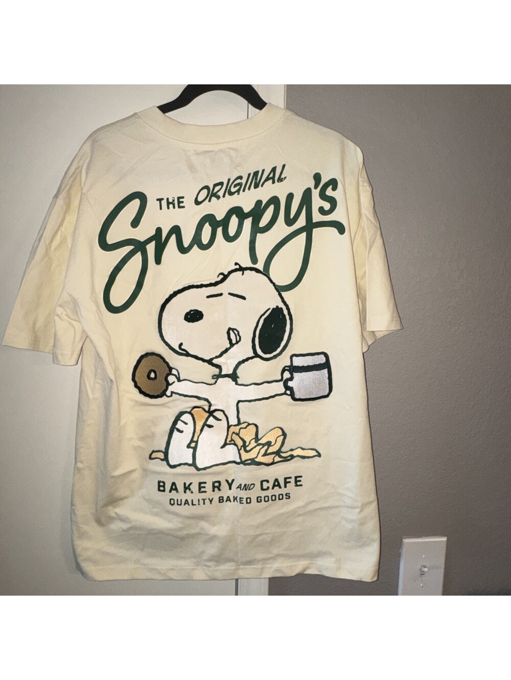 Freeze Max Peanuts Snoopy’s Bakery Cafe Cream T-Shirt Men’s Size Medium NWT